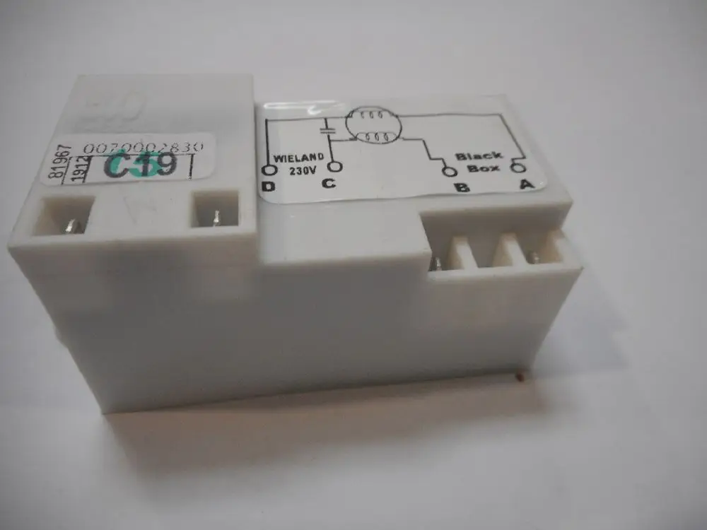 Weißer elektrischer Filter mit verschiedenen Anschlussmöglichkeiten und einer Schaltplanabbildung, markiert mit der Marke Remeha.